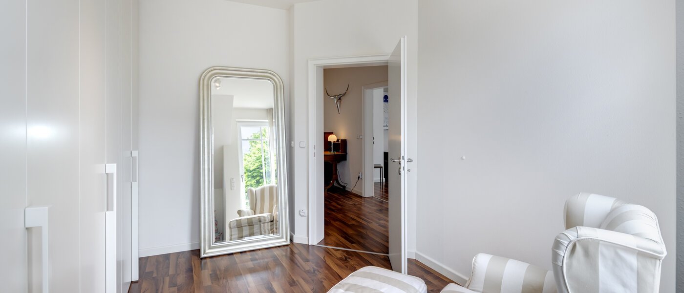 Половина двухквартирного жилого дома Grünwald 02 гардеробная 14454