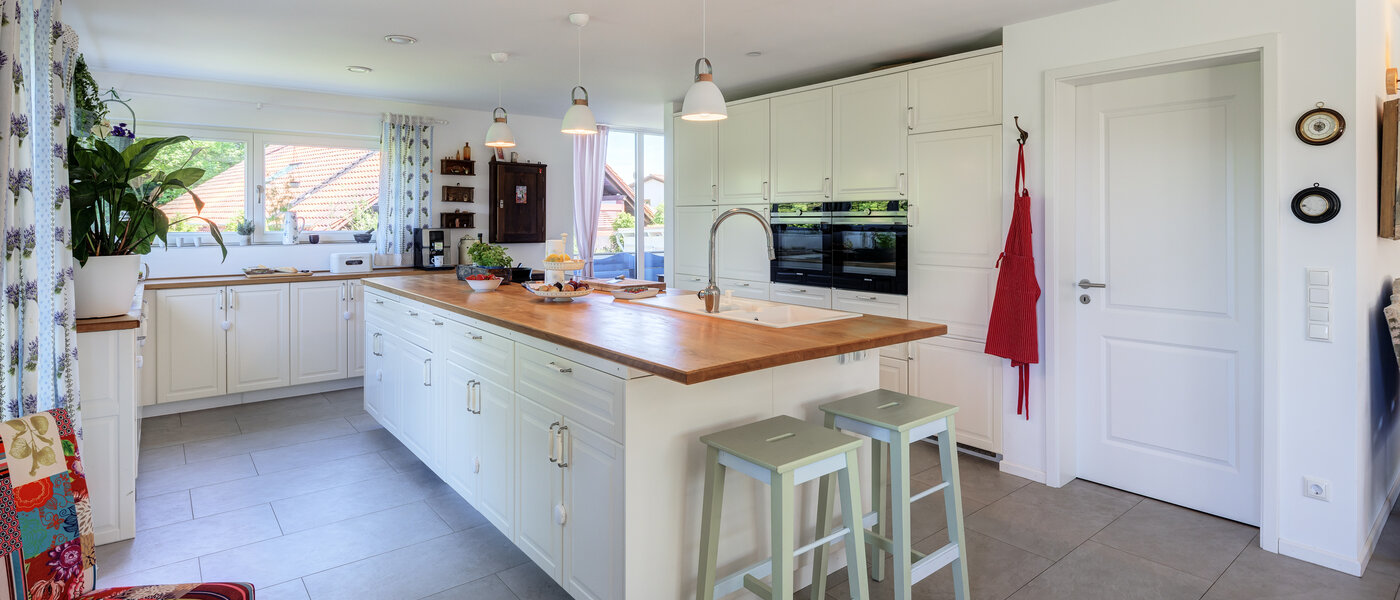 Половина двухквартирного жилого дома Icking 01 кухня 14465