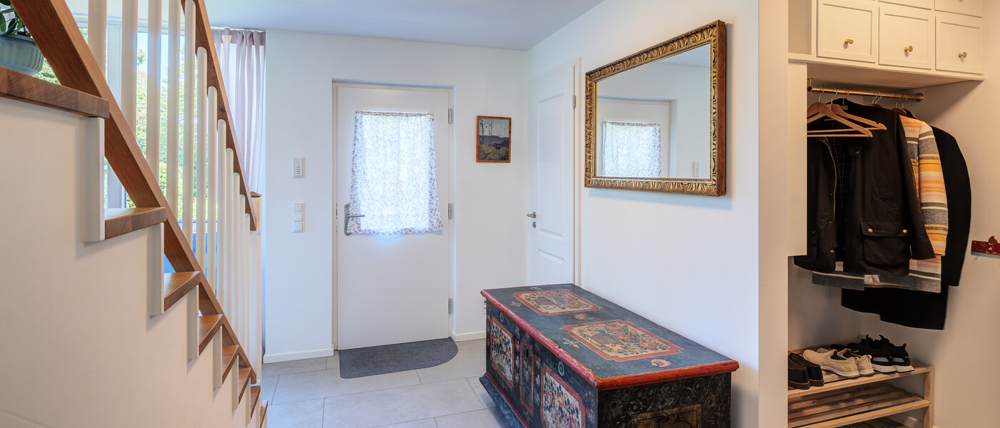 Половина двухквартирного жилого дома Icking 01 коридор 14465