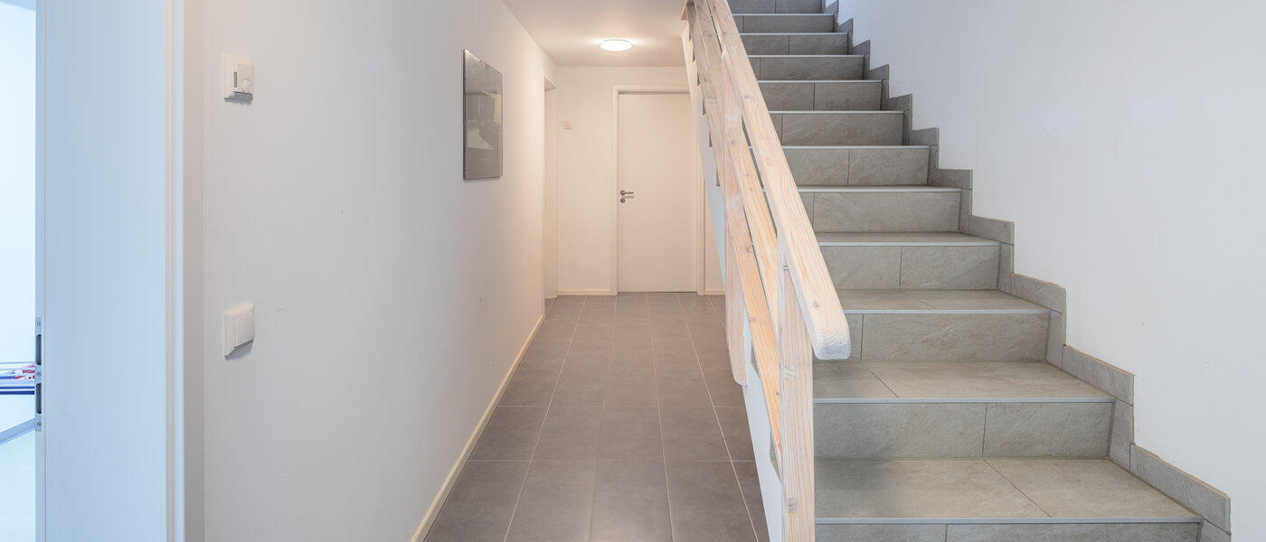 Половина двухквартирного жилого дома Icking 08 коридор 14465