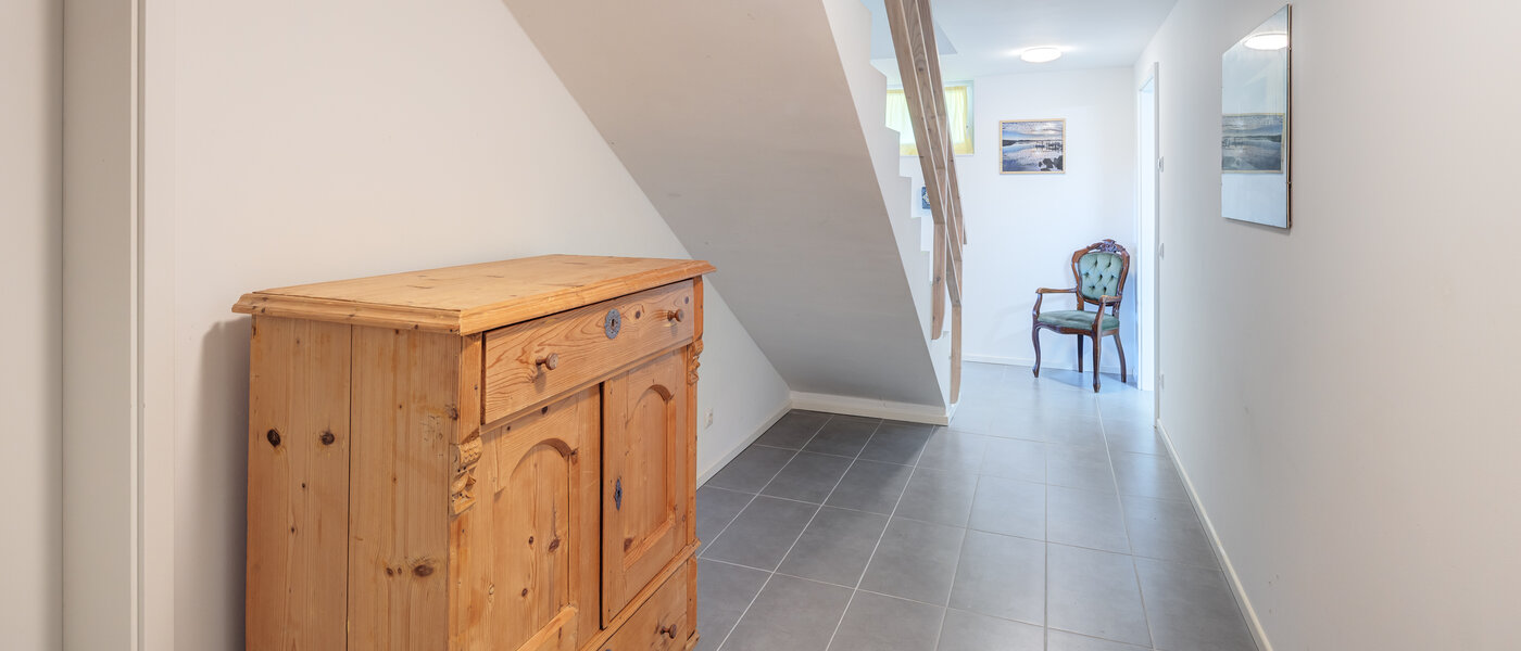 Половина двухквартирного жилого дома Icking 09 коридор 14465