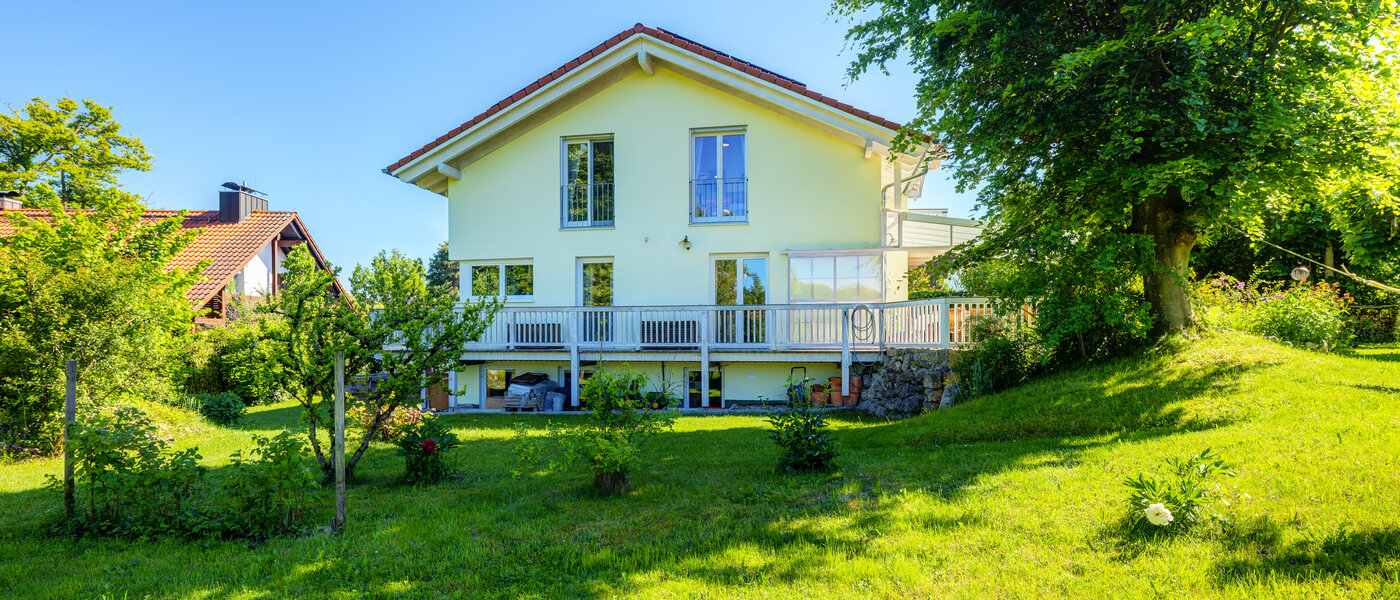 Половина двухквартирного жилого дома Icking 04 сад 14465