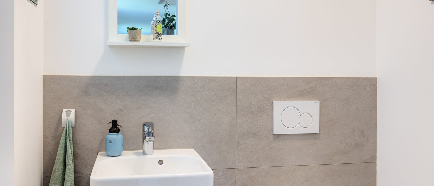 Половина двухквартирного жилого дома Icking 01 гостевой туалет 14465