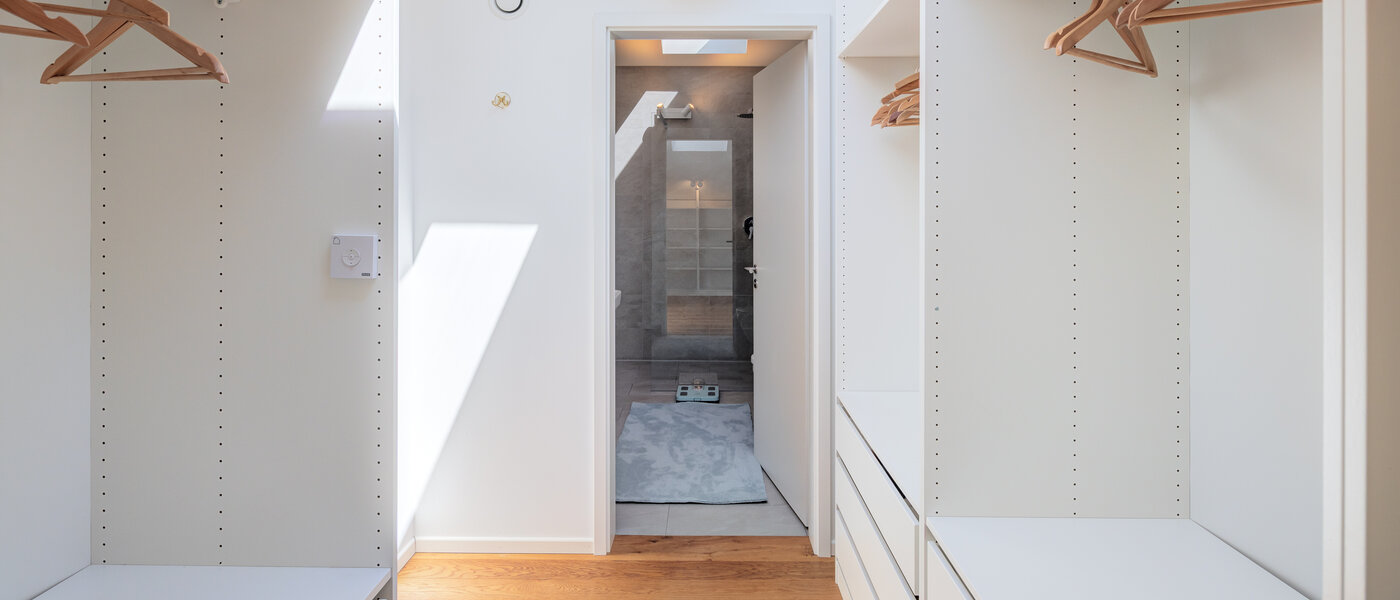 Половина двухквартирного жилого дома Icking 02 Гардеробная 14465