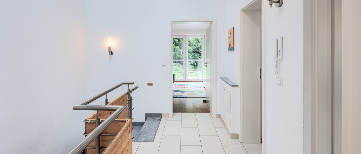 Половина двухквартирного жилого дома Wörthsee 05 коридор 14511