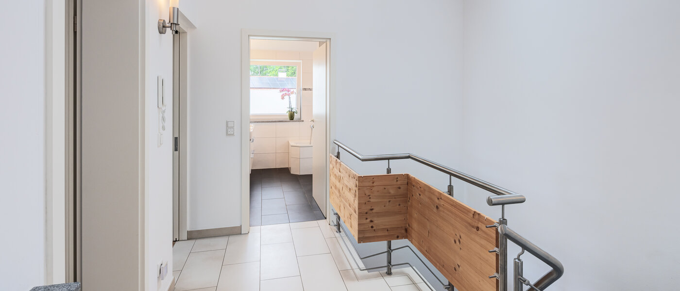 Половина двухквартирного жилого дома Wörthsee 06 коридор 14511