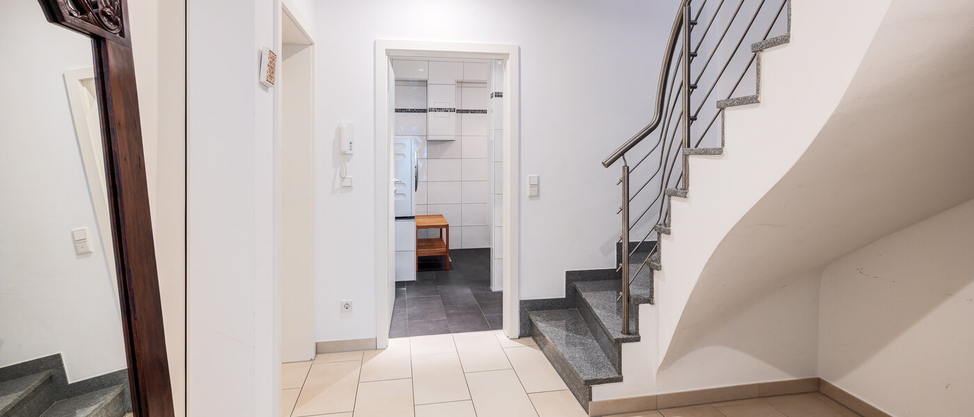 Половина двухквартирного жилого дома Wörthsee 08 коридор 14511