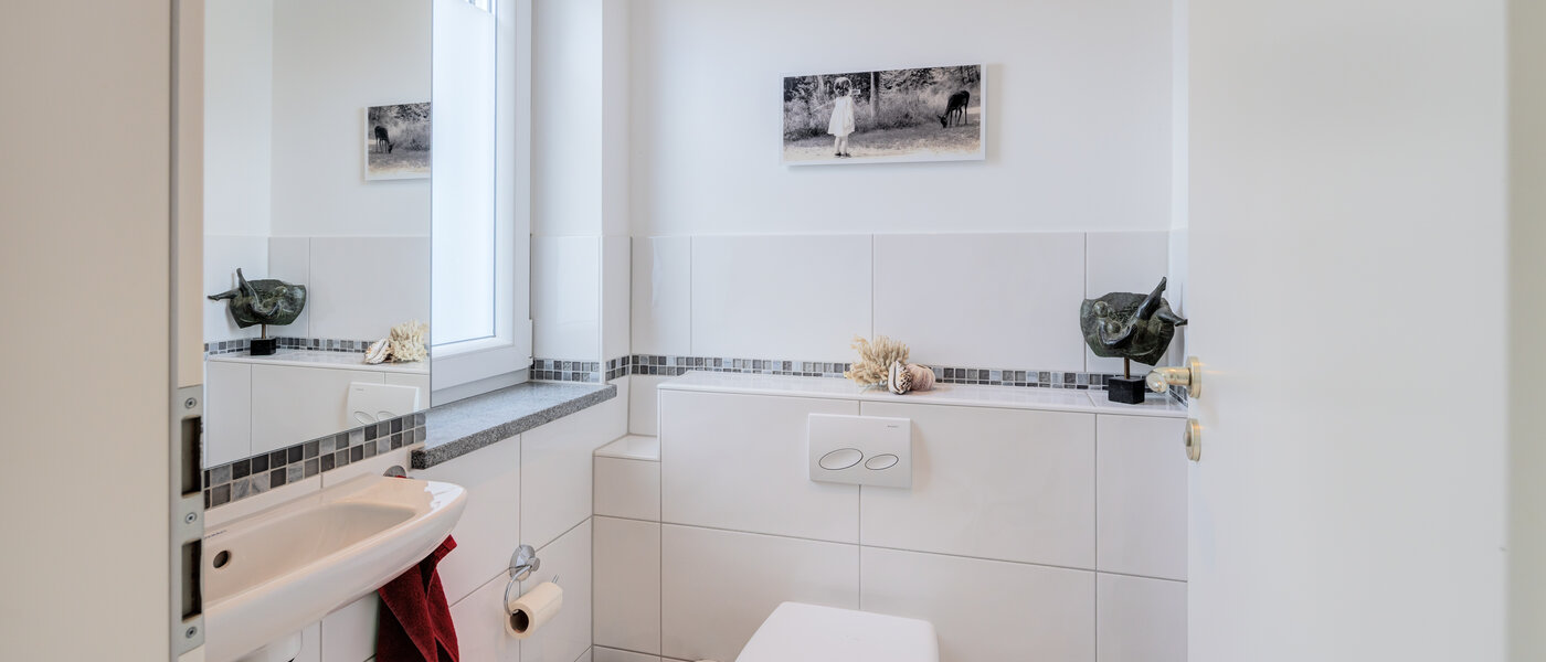 Половина двухквартирного жилого дома Wörthsee 01 гостевой туалет 14511