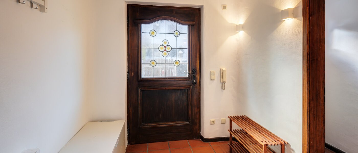 Половина двухквартирного жилого дома München Obersendling 01 коридор 14567