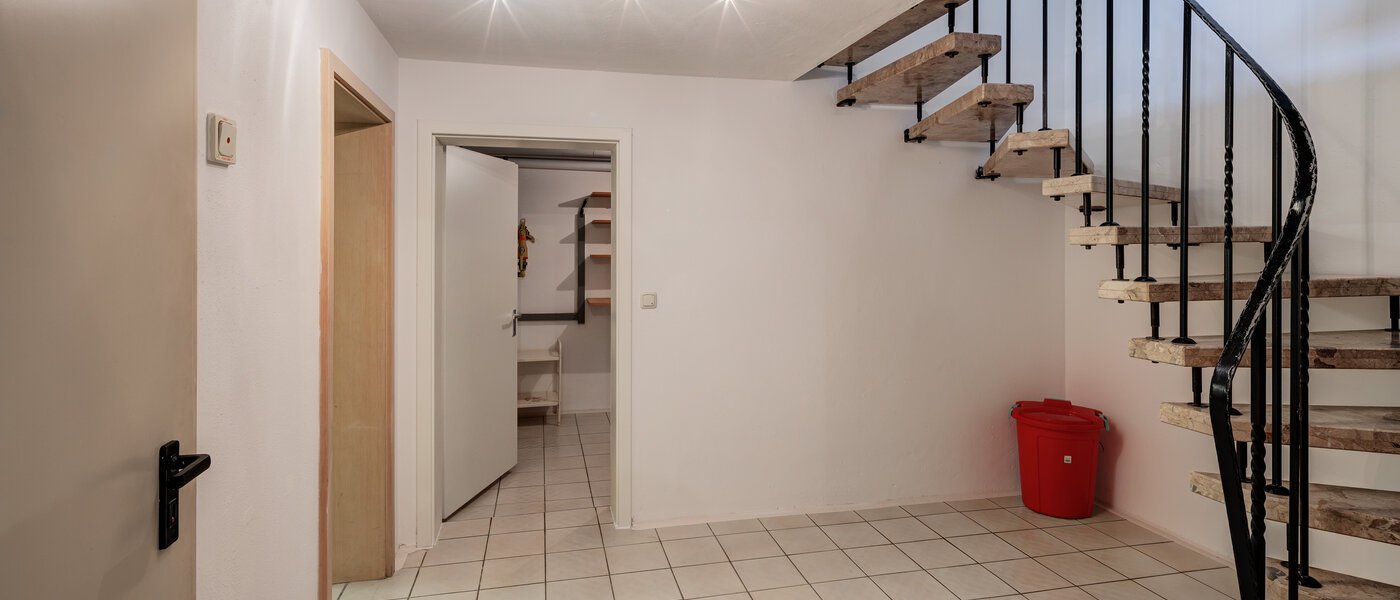 Половина двухквартирного жилого дома München Obersendling 10 коридор 14567