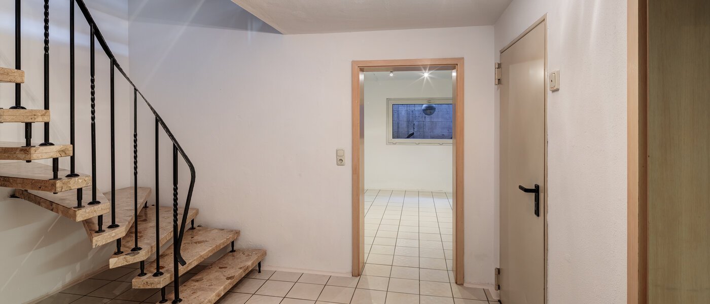 Половина двухквартирного жилого дома München Obersendling 11 коридор 14567