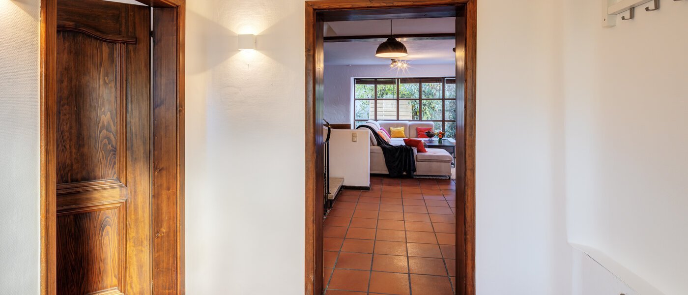 Половина двухквартирного жилого дома München Obersendling 02 коридор 14567