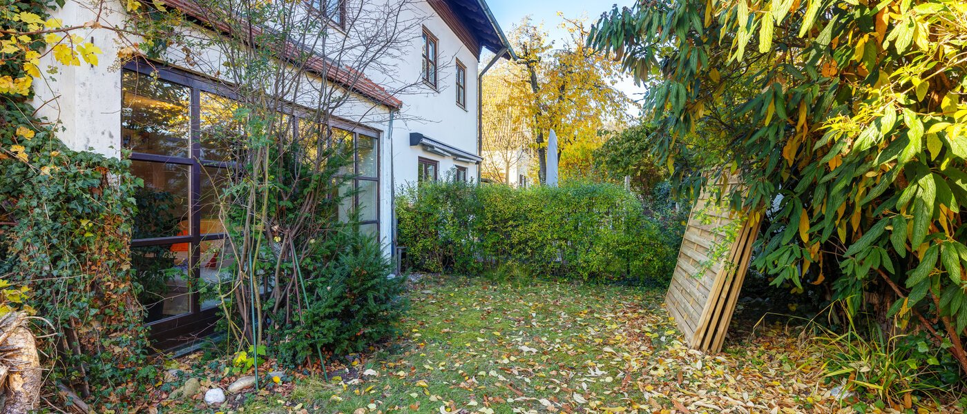 Половина двухквартирного жилого дома München Obersendling 01 сад 14567