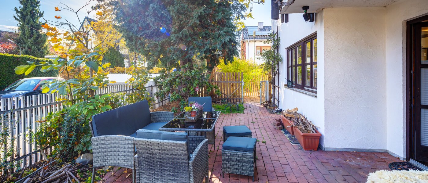 Половина двухквартирного жилого дома München Obersendling 02 терраса 14567