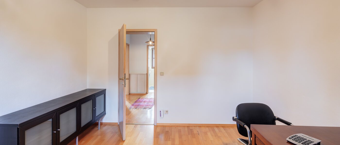 Половина двухквартирного жилого дома München Obersendling 02 рабочий кабинет 14567