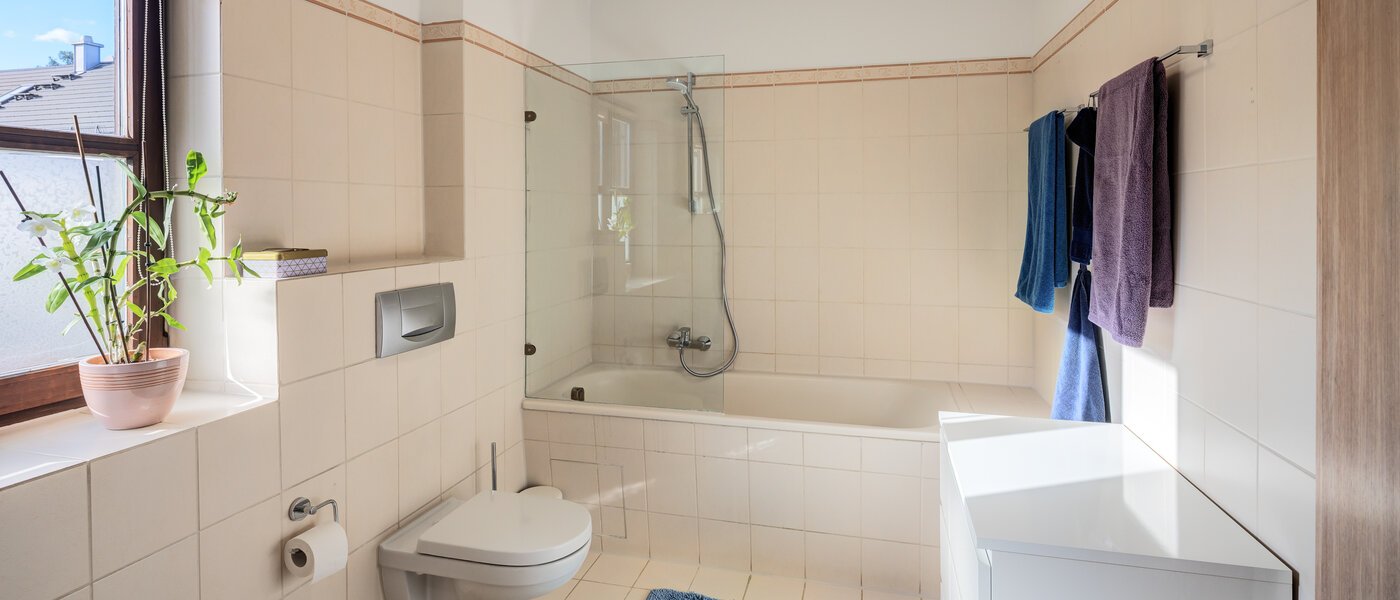 Половина двухквартирного жилого дома München Obersendling 01 1-я ванная комната 14567