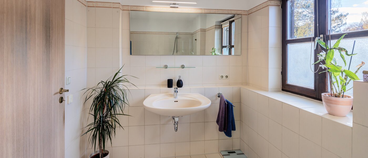 Половина двухквартирного жилого дома München Obersendling 02 1-я ванная комната 14567