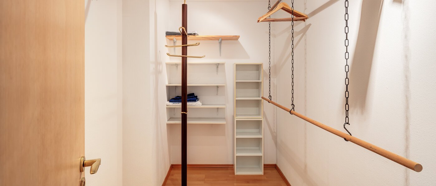 Половина двухквартирного жилого дома München Obersendling 01 Гардеробная 14567