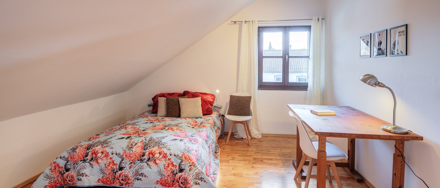 Половина двухквартирного жилого дома München Obersendling 01 гостевая комната 14567