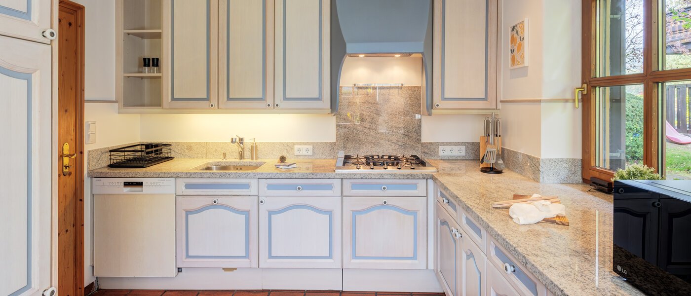 Половина двухквартирного жилого дома Rottach-Egern 02 кухня 14616