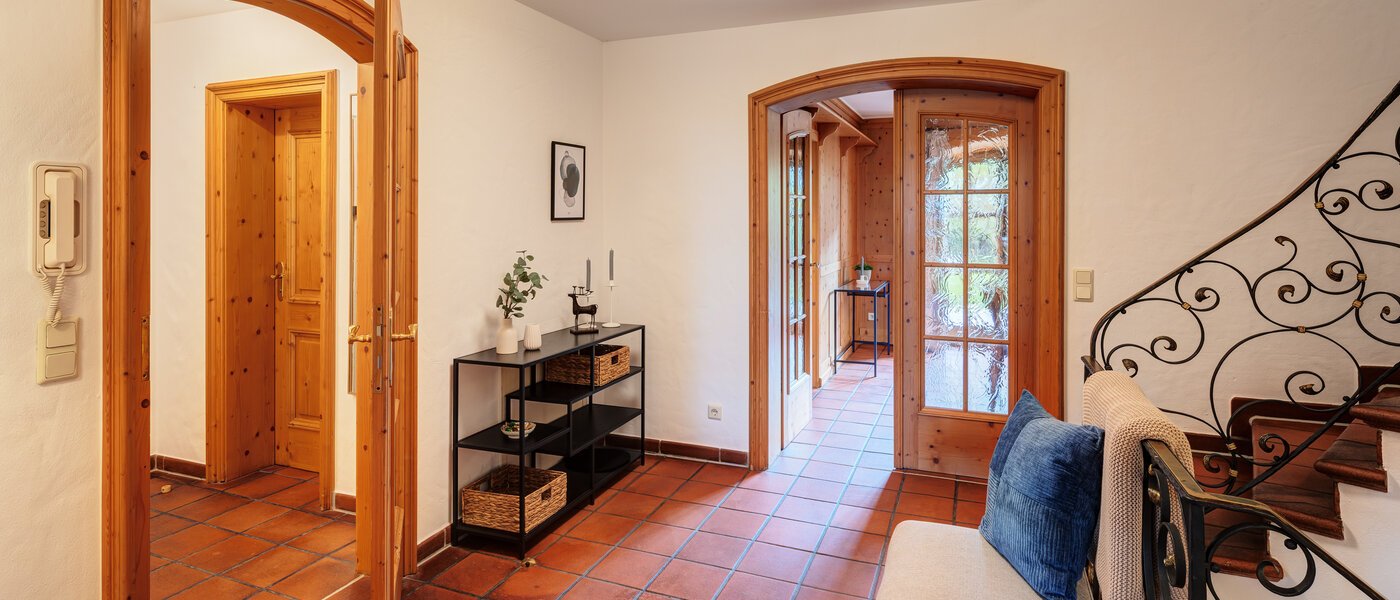 Половина двухквартирного жилого дома Rottach-Egern 01 коридор 14616