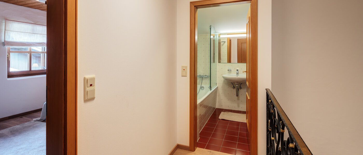 Половина двухквартирного жилого дома Rottach-Egern 07 коридор 14616