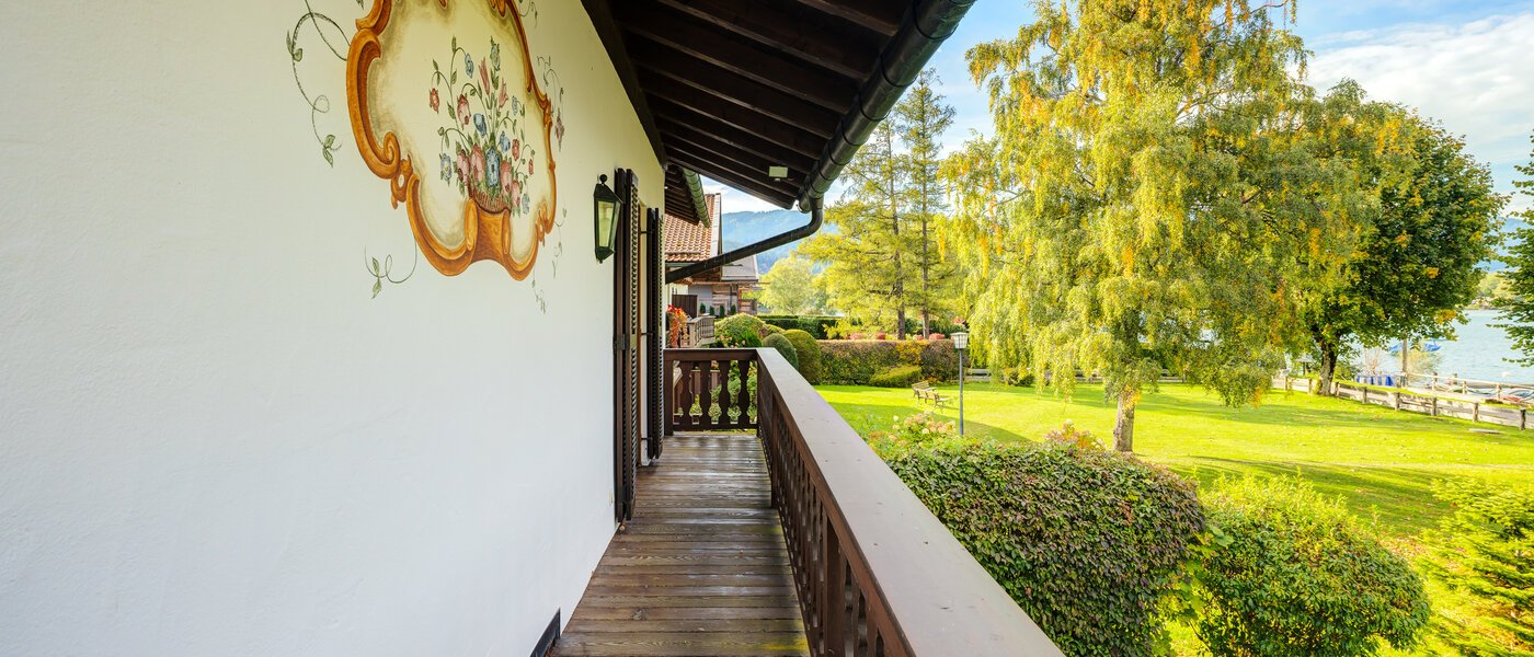 Половина двухквартирного жилого дома Rottach-Egern 02 балкон 14616