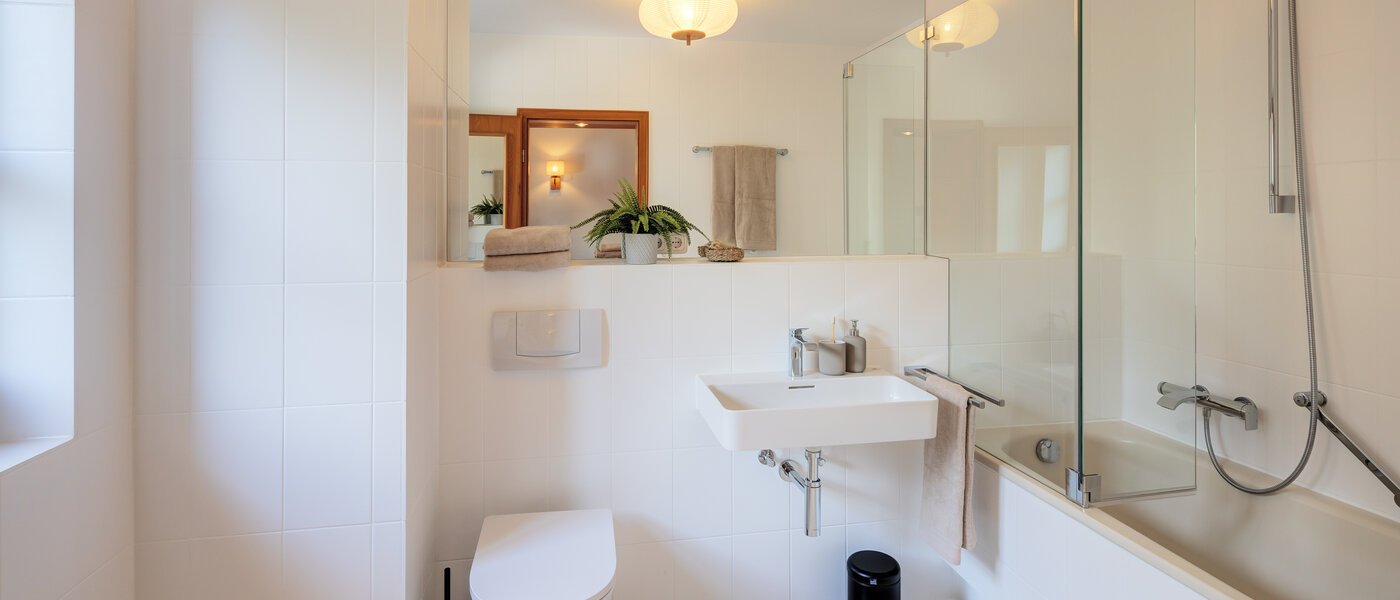 Половина двухквартирного жилого дома Rottach-Egern 01 1-я ванная комната 14616