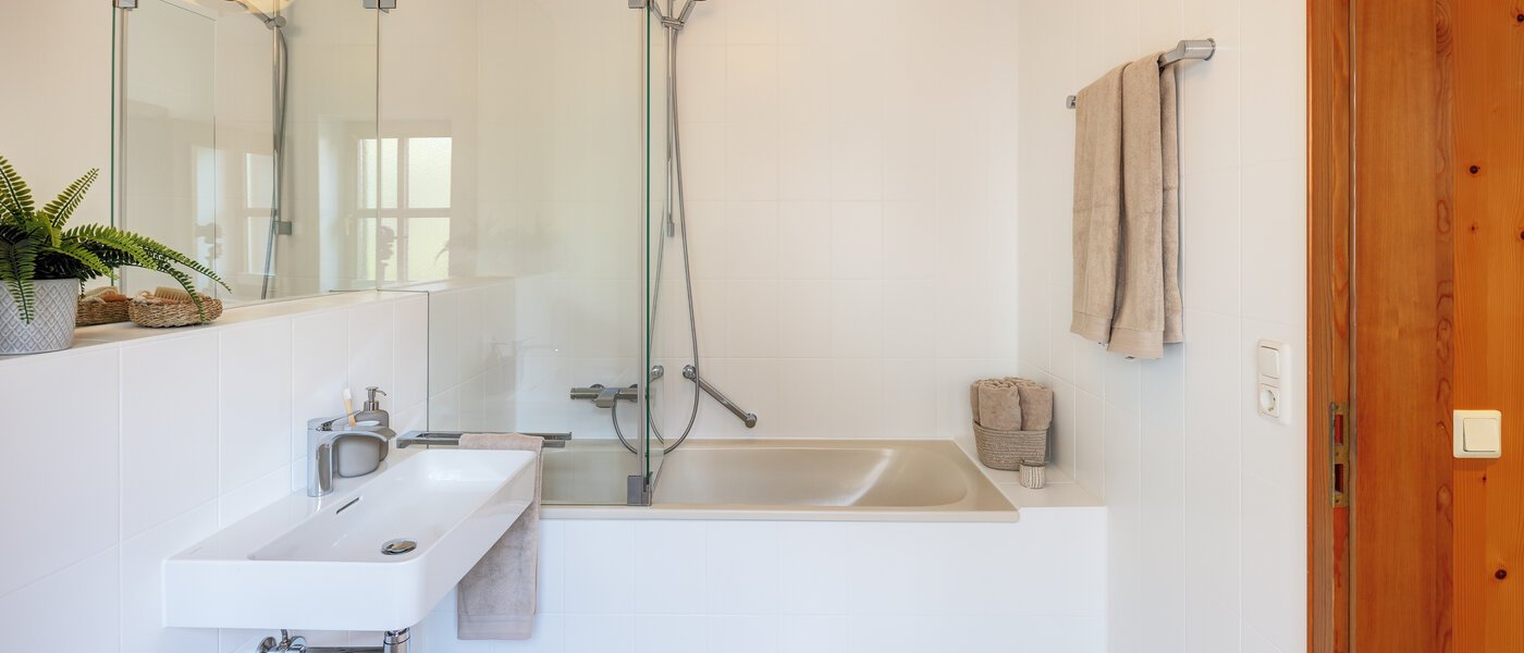 Половина двухквартирного жилого дома Rottach-Egern 03 1-я ванная комната 14616