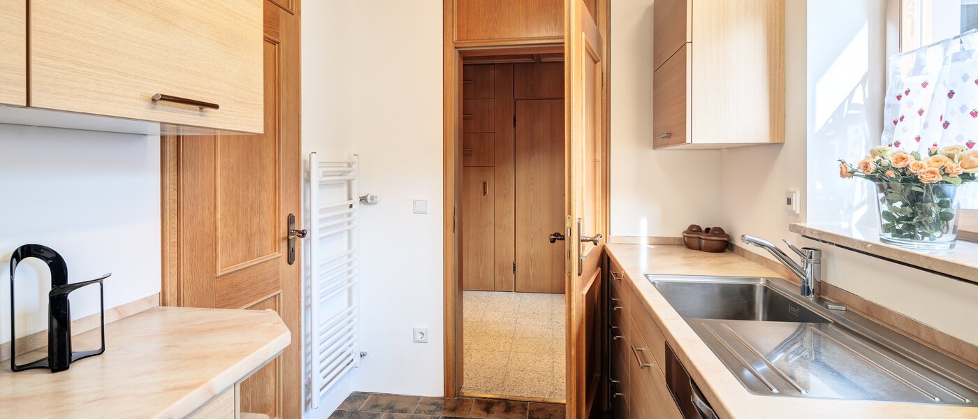 Половина двухквартирного жилого дома München Lochhausen 02 кухня 14662