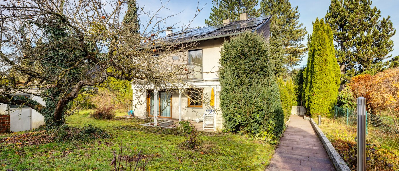 Половина двухквартирного жилого дома München Lochhausen 01 сад 14662