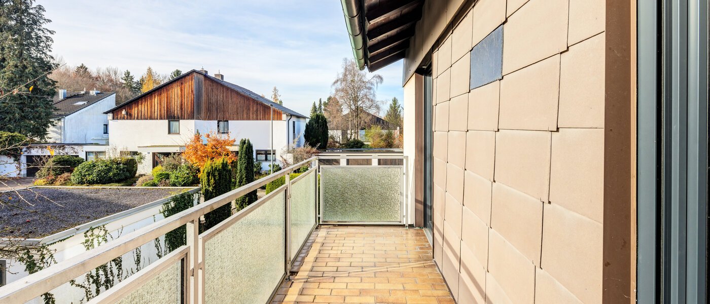 Половина двухквартирного жилого дома München Lochhausen 02 балкон 14662