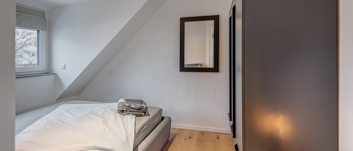 мансардная квартира München Allach 02 спальная комната 14692