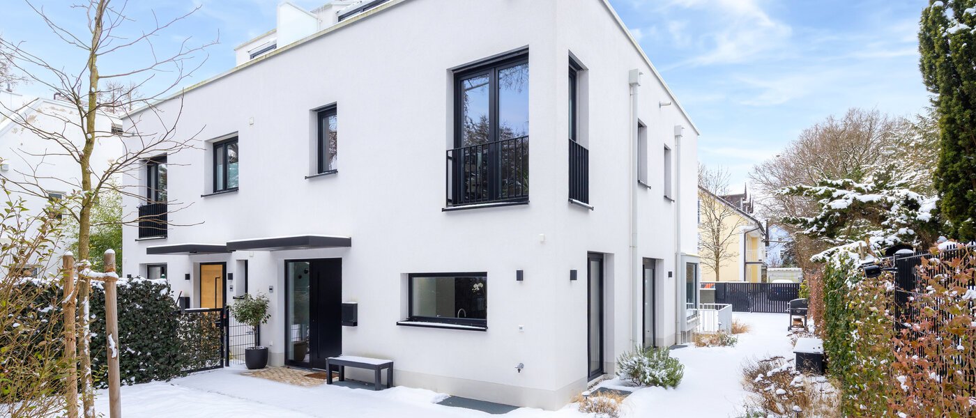 Половина двухквартирного жилого дома München Pasing 01 сад 14721