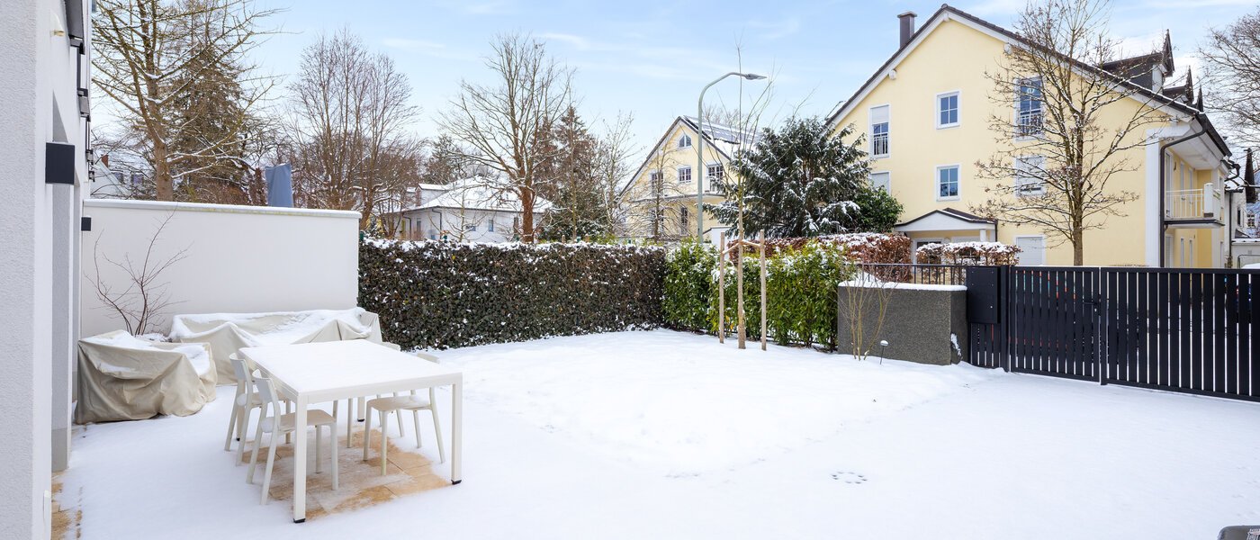 Половина двухквартирного жилого дома München Pasing 02 сад 14721