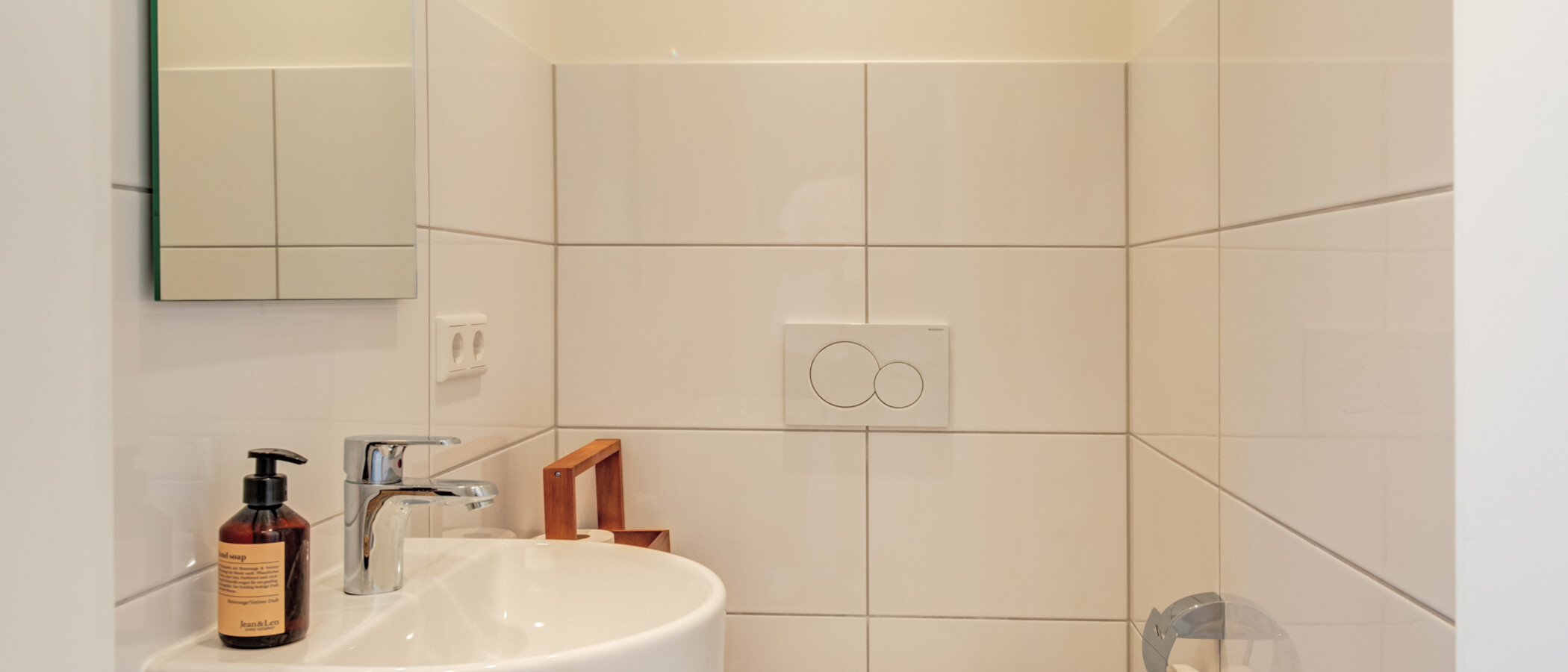 двухэтажная квартира München Schwabing 01 гостевой туалет 14908