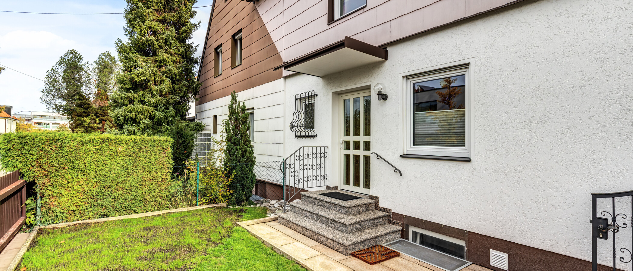 Половина двухквартирного жилого дома München Trudering 03 сад 15059