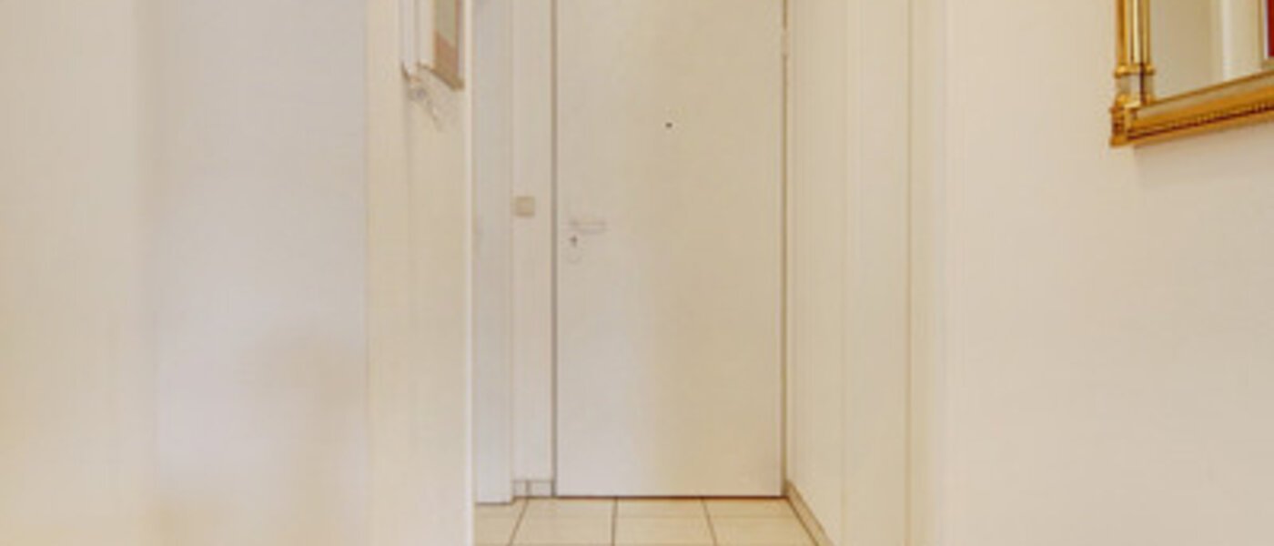 двухэтажная квартира München Waldtrudering 01 коридор 1557