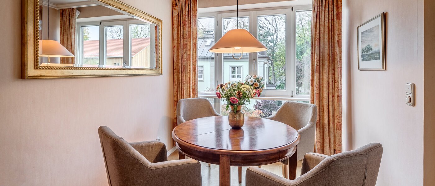 квартира München Schwabing (rechts der Leopoldstraße) 01 обеденная зона 2699