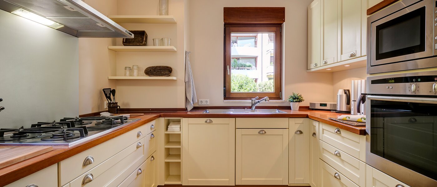 Половина двухквартирного жилого дома München Schwabing (links der Leopoldstraße) 01 кухня 3396