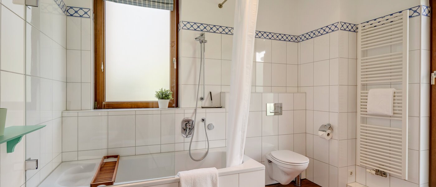 Половина двухквартирного жилого дома München Schwabing (links der Leopoldstraße) 01 2-я ванная комната 3396