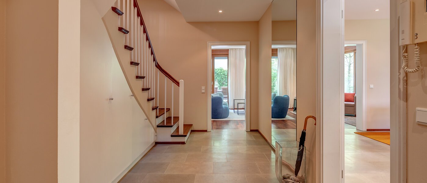 Половина двухквартирного жилого дома München Schwabing (links der Leopoldstraße) 01 коридор 3396