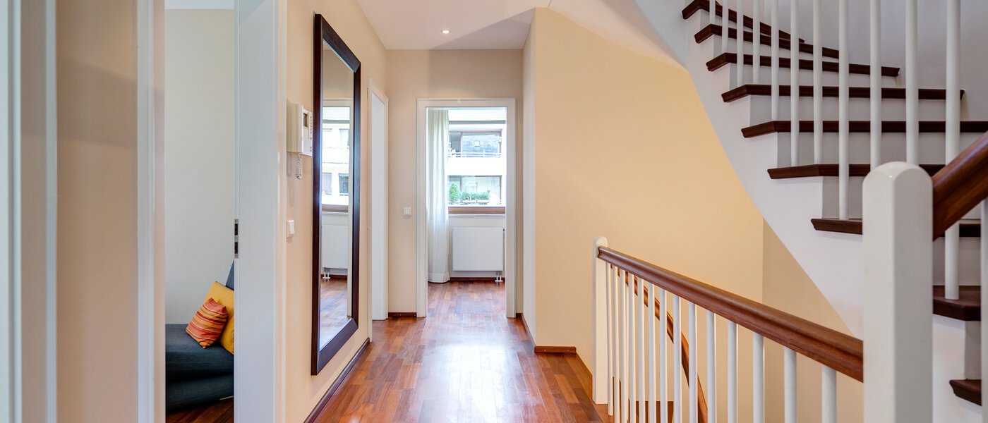 Половина двухквартирного жилого дома München Schwabing (links der Leopoldstraße) 03 коридор 3396