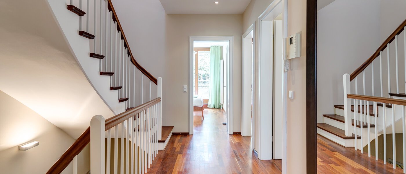 Половина двухквартирного жилого дома München Schwabing (links der Leopoldstraße) 04 коридор 3396