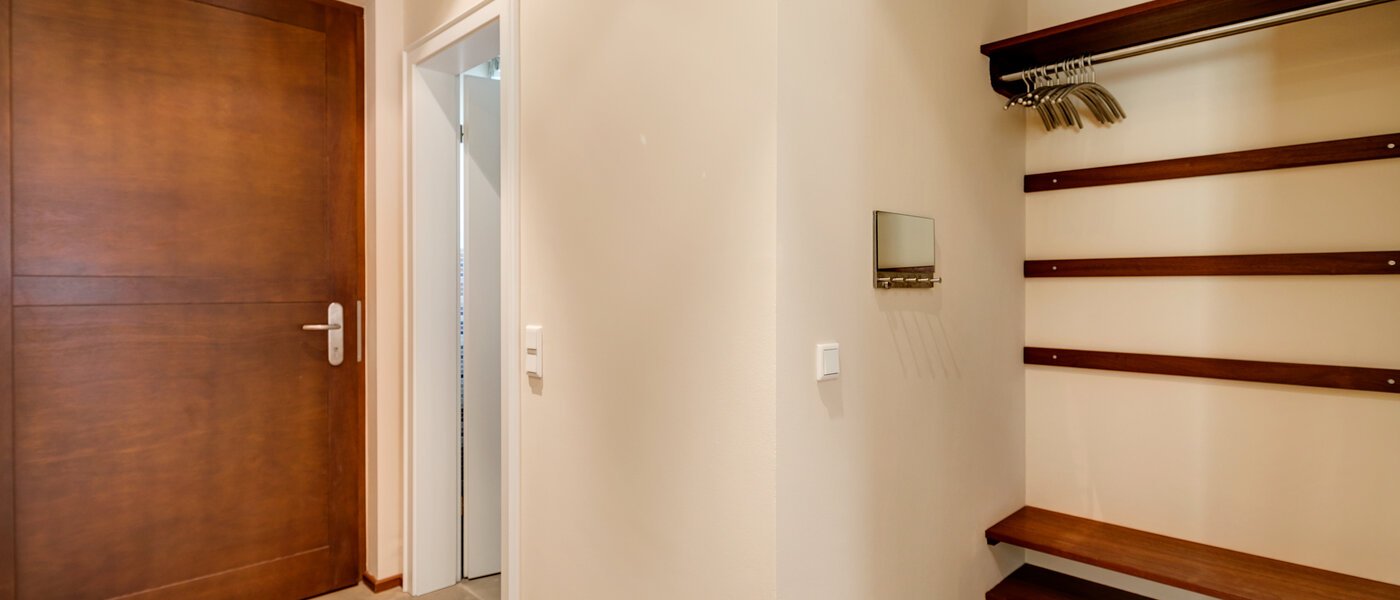 Половина двухквартирного жилого дома München Schwabing (links der Leopoldstraße) 06 коридор 3396