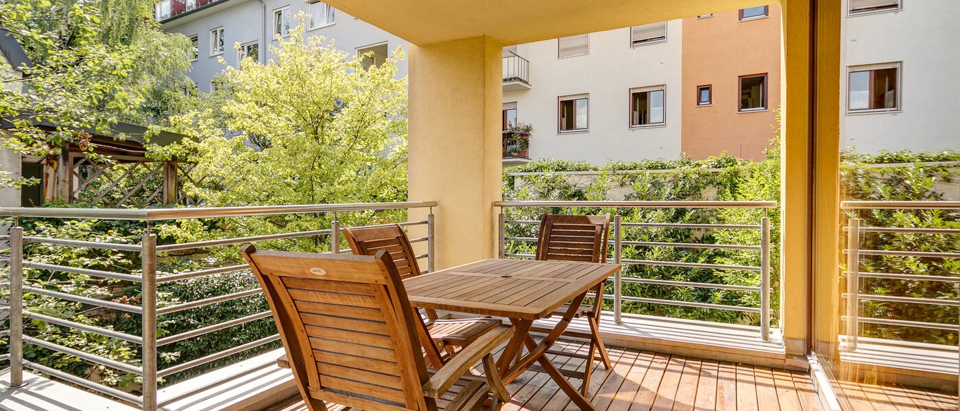 Половина двухквартирного жилого дома München Schwabing (links der Leopoldstraße) 01 балкон 3396