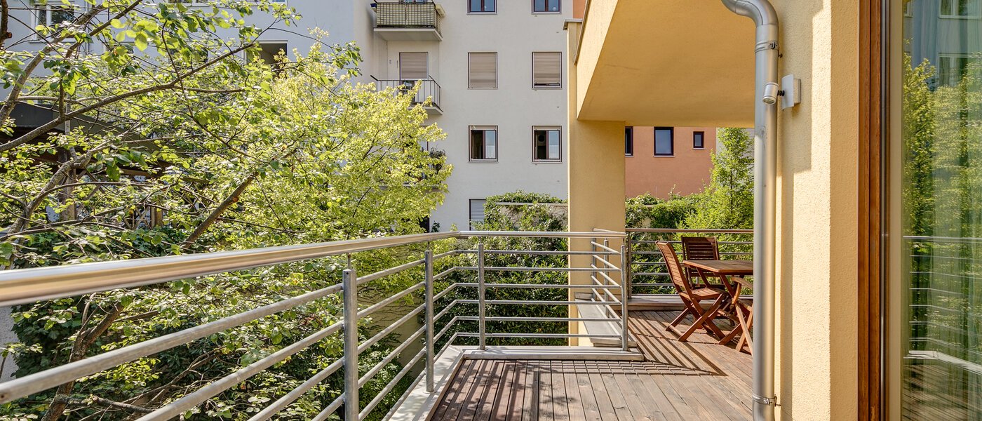 Половина двухквартирного жилого дома München Schwabing (links der Leopoldstraße) 02 балкон 3396