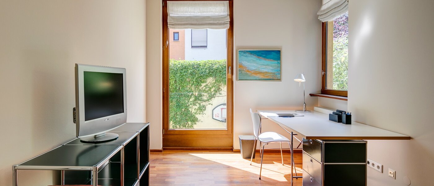 Половина двухквартирного жилого дома München Schwabing (links der Leopoldstraße) 01 рабочий кабинет 3396