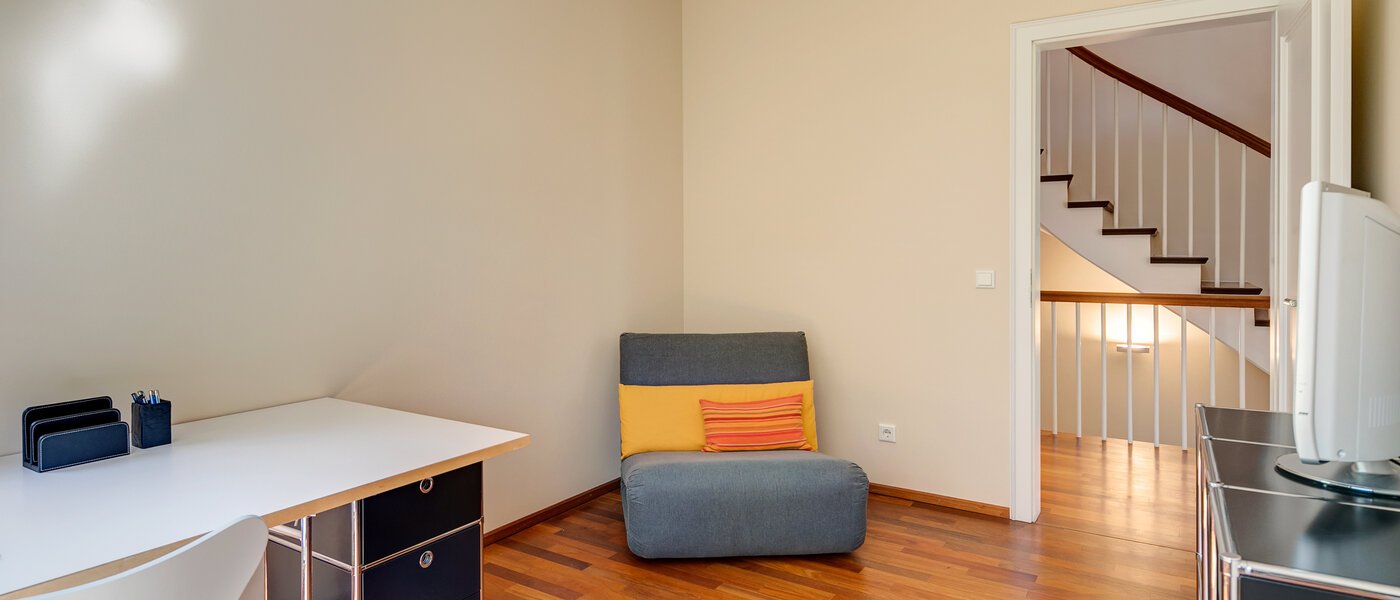 Половина двухквартирного жилого дома München Schwabing (links der Leopoldstraße) 03 рабочий кабинет 3396