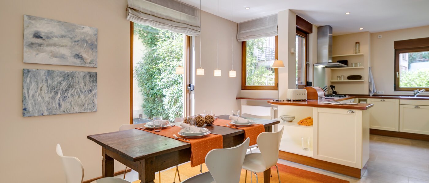 Половина двухквартирного жилого дома München Schwabing (links der Leopoldstraße) 01 обеденная зона 3396